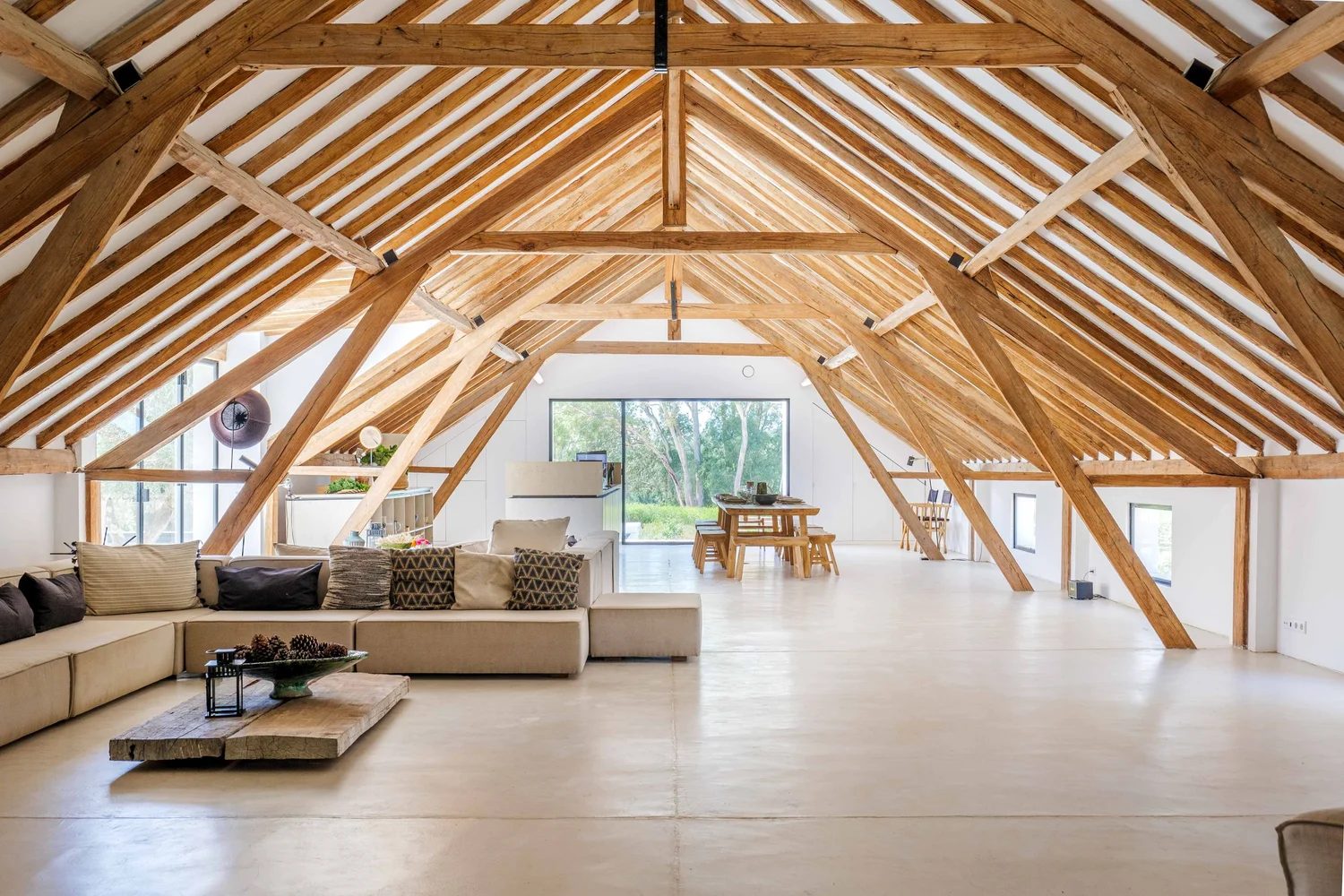 Sala ampla com teto de madeira nas Casas na Ferraria